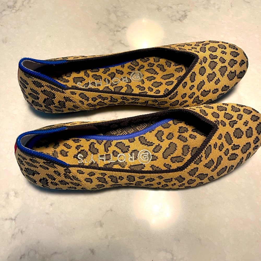 Size 8 classic Rothy’s flat. Small Cat Print.